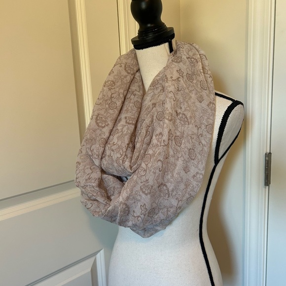 Brown and whites floral infinity scarf - Picture 4 of 4